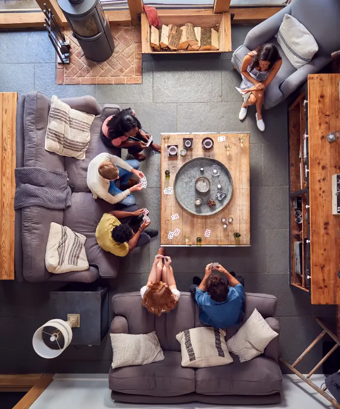 Amigos en el salón de una casa tomando algo visto desde arriba